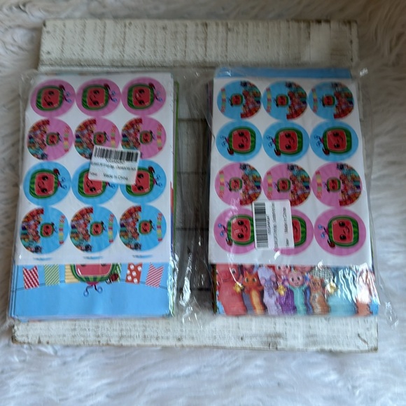 Nwt cocomelon party gift bags sets - Picture 2 of 7